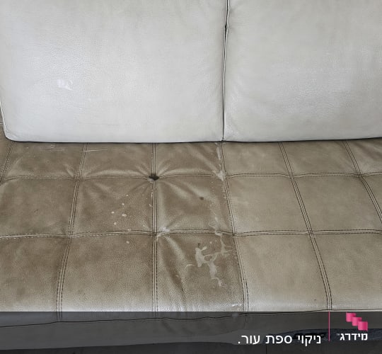 ספה עם כתמים לפני ניקוי